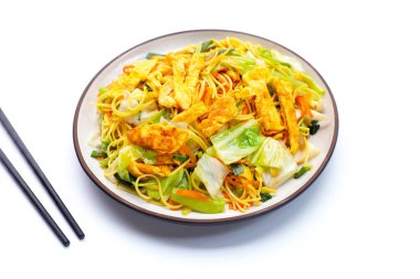 Çin usulü kızarmış erişte. Asya mutfağı