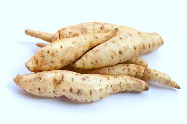 Beyaz arka planda tatlı patates.