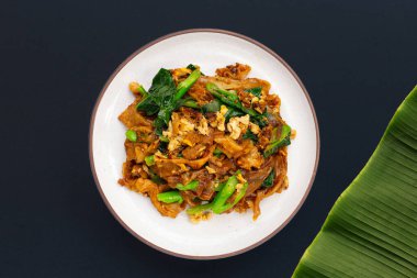 Soya soslu pilavlı erişte ve domuz eti.