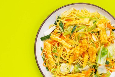 Çin usulü kızarmış erişte. Asya mutfağı