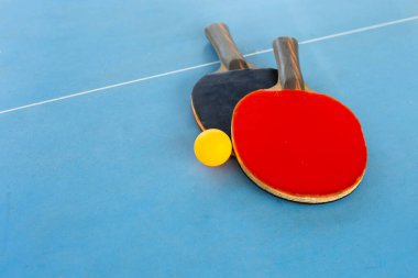 Masa tenisi ekipmanları raket ve top. Sağlık konsepti sporu