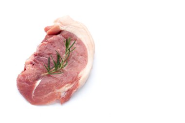 Beyaz arka planda biberiyeli domuz eti.