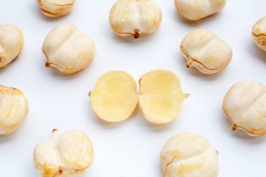 Beyaz arkaplanda Toddy avuç içi.