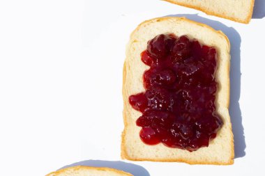 Çilek reçelli ekmek dilimlenmiş