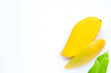 Tropik meyve, beyaz arka planda mango. Üst görünüm