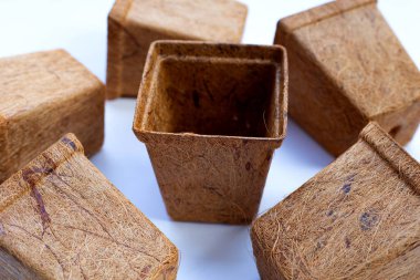 Beyaz arka planda Coco Coir çömlekleri.