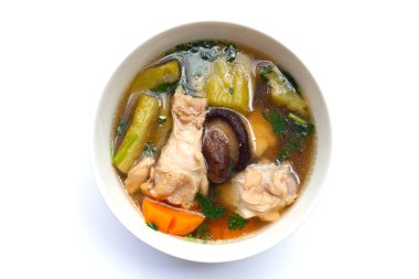  Beyaz arka planda acı kavun tavuk çorbası.