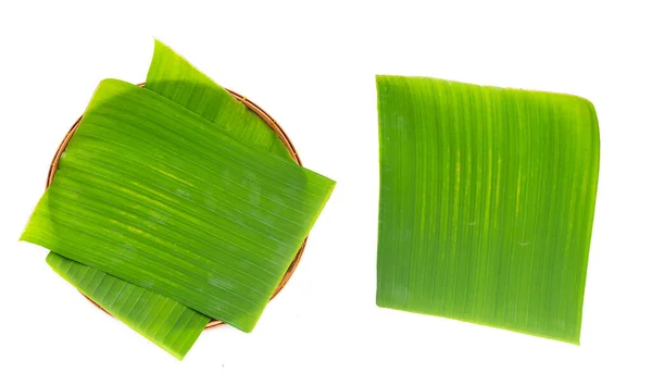 Банановые Листья Бамбуковой Плетеной Тарелке Белом Фоне — стоковое фото