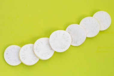 Dilimlenmiş Japon daikonu. Taze sebze.