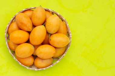 Yeşil arka planda yalıtılmış Marian erik meyvesi