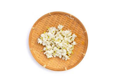 Bambu dokuma tabağında Tayland yasemin çiçeği