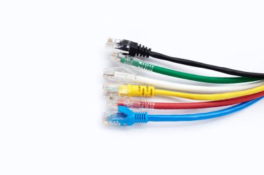Beyaz üzerinde LAN ağ bağlantısı ethernet kabloları