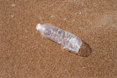 Plastik şişe sahilde