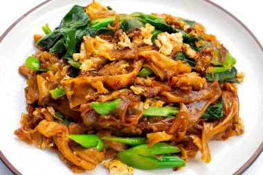 Soya soslu pilavlı erişte ve domuz eti.