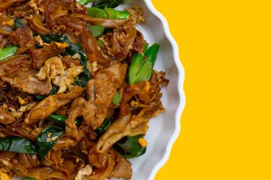 Soya soslu pilavlı erişte ve domuz eti.