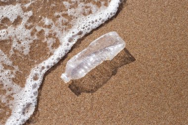 Plastik şişe sahilde