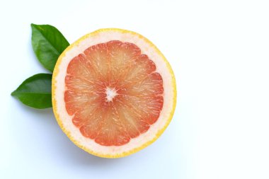 Yüksek vitaminli C vitamini sulu greyfurt, beyaz arka planda yapraklar. Boşluğu kopyala