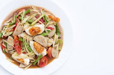 Baharatlı papaya salatası, tuzlu yumurta ve Vietnam domuzu sosisi.