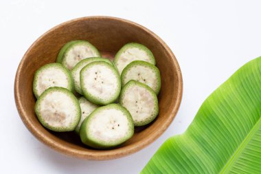 Beyaz arkaplanda çiğ muz dilimleri.