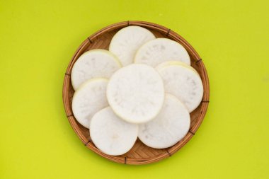 Dilimlenmiş Japon daikonu. Taze sebze.