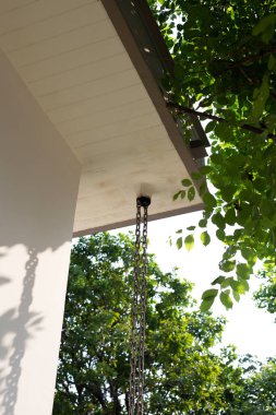 Ev yağmur oluğu. Yağmur zincirleri