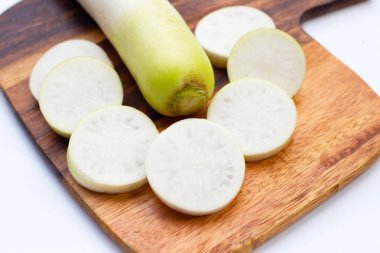 Dilimlenmiş Japon daikonu. Taze sebze.