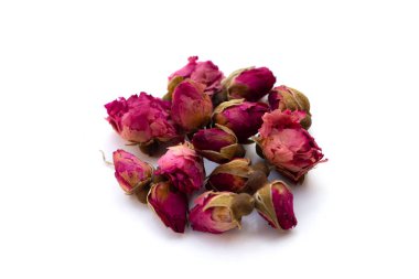 Beyaz arka planda çay için kurumuş güller.