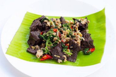 Kızarmış tavuk kanı küpleri ve fesleğenle doğranmış domuz eti.