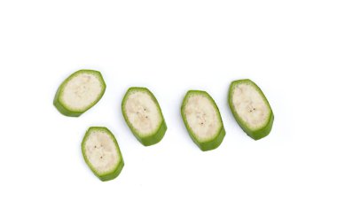 Beyaz arkaplanda çiğ muz dilimleri.