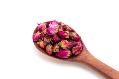 Beyaz arka planda çay için kurumuş güller.