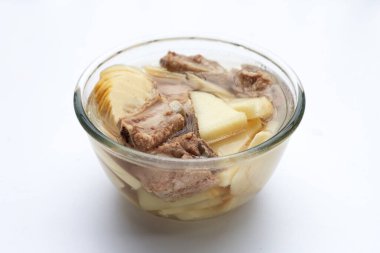 Domuz pirzolası çorbası ile taze bambu filizleri.