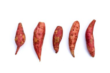 Beyaz arka planda tatlı patates.