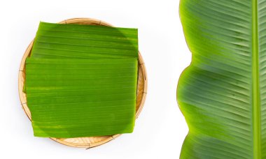 Beyaz arka planda muz yaprakları bambu dokuma tabağı.
