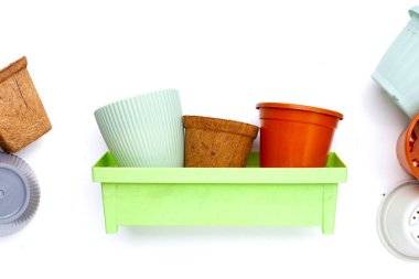 Plastik saksılar, beyaz arka planda kaplar..