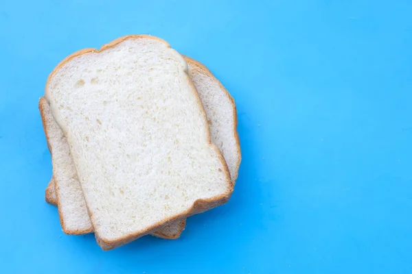 Нарезанный Хлеб Синем Фоне — стоковое фото