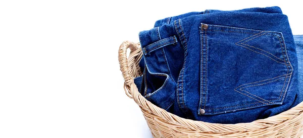 白地の洗濯籠の中のジーンズ — ストック写真