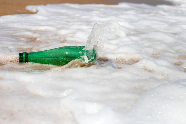 Green Plastic Bottle Beach — Foto de Stock