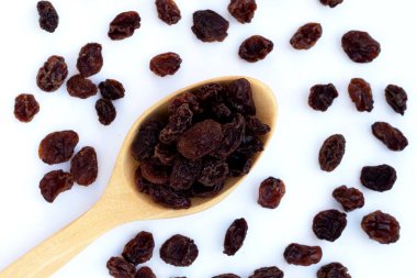 Beyaz arka planda kurumuş üzüm.