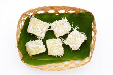 Buharda tapyoka keki ya da hindistancevizi rendelenmiş kasava keki.