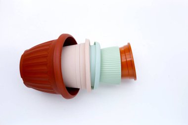 Plastik saksılar, beyaz arka planda kaplar..
