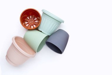 Plastik saksılar, beyaz arka planda kaplar..