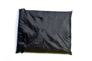 Beyaz arkaplanda siyah plastik zarf.