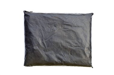 Beyaz arkaplanda siyah plastik zarf.