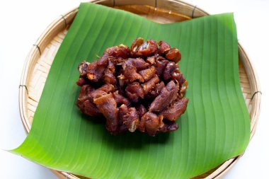 Beyaz arkaplanda ekşi demirhindi.