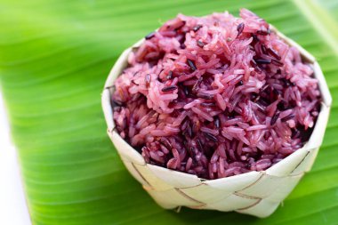 Muz yaprağında siyah pirinç.