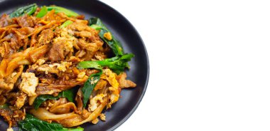 Soya soslu pilavlı erişte ve domuz eti.