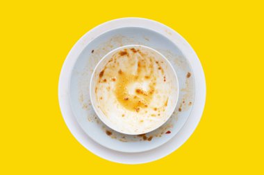 Sarı arka planda kirli tabaklar. Üst görünüm