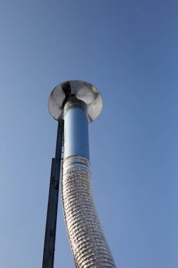 Evin çatısındaki metal baca borusu.