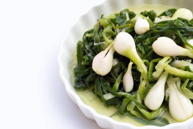 Beyaz kasede taze soğan turşusu.