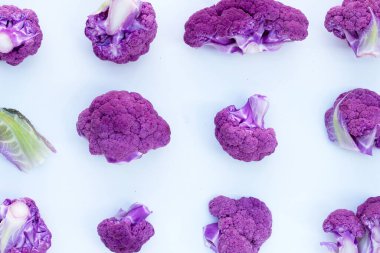 Beyaz arkaplanda mor karnabahar.